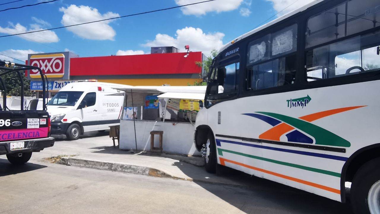 Camión se queda sin frenos y choca contra un puesto de comida en Campeche
