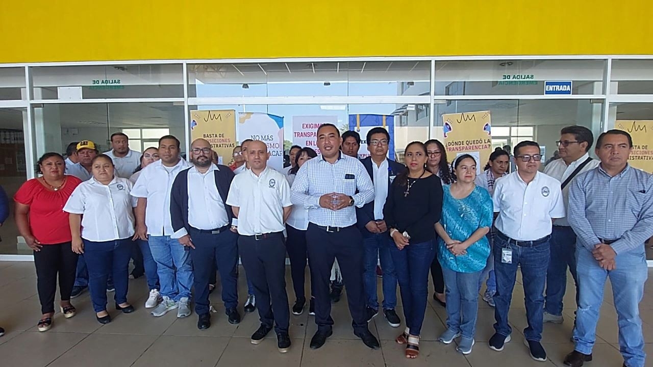 Plantón en la Unacar: Docentes acusan de ilegal designación de nuevo Director en Ciudad del Carmen