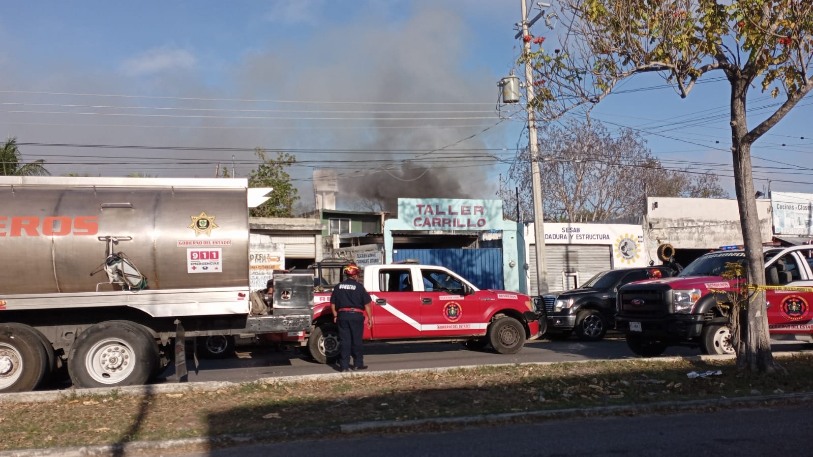 El fuego causó daños materiales en la llantera de Mérida