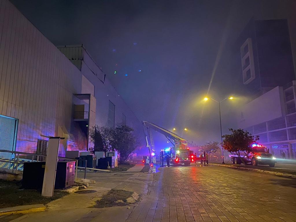 El fuego solamente consumió las salas del Cinépolis de Plaza Altabrisa de Mérida