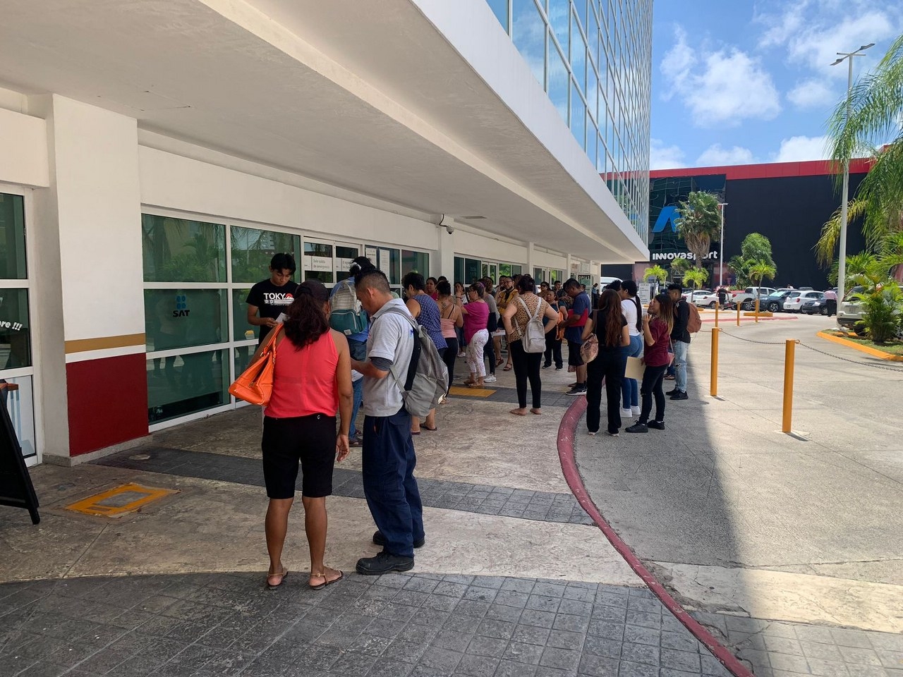 SAT registra largas filas en Cancún; atiende cerca de 200 personas por hora