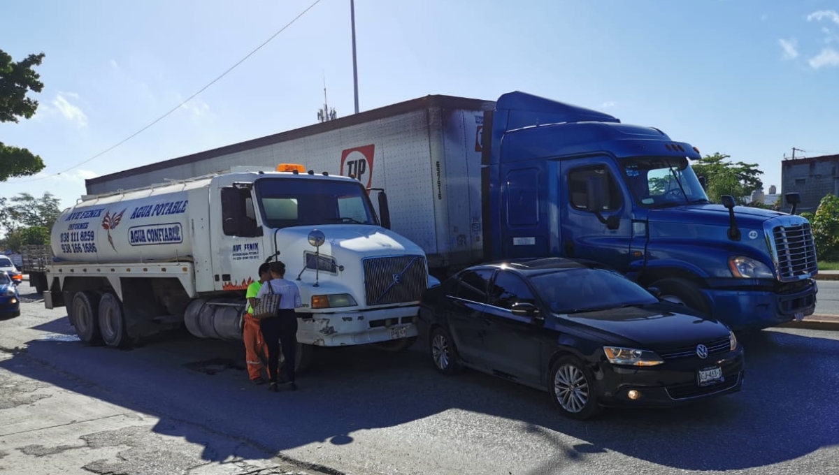 Pipa choca por alcance a un auto en Ciudad del Carmen y genera caos vial