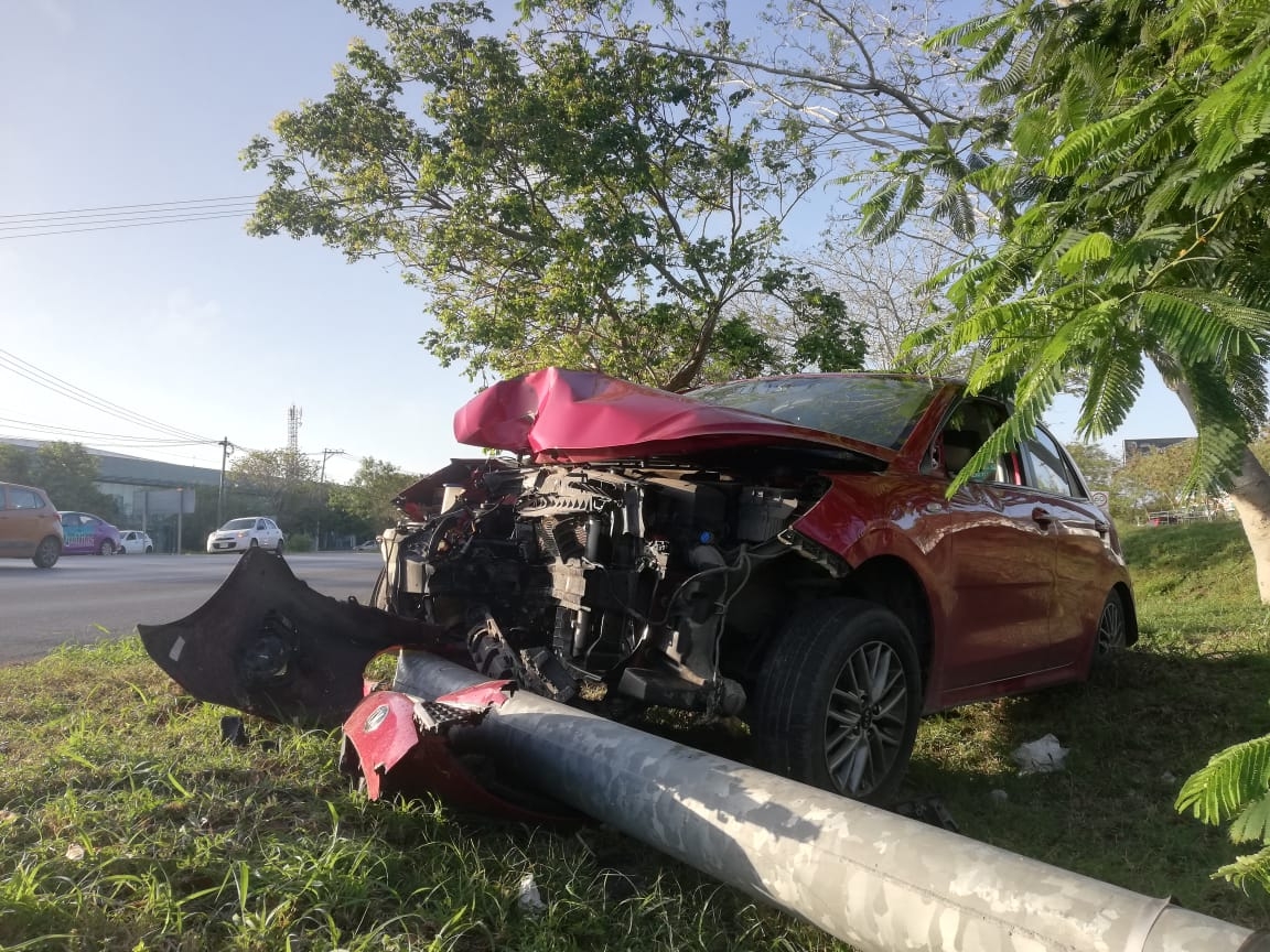 Conductora dormita y choca contra un poste de alumbrado en el Periférico de Mérida