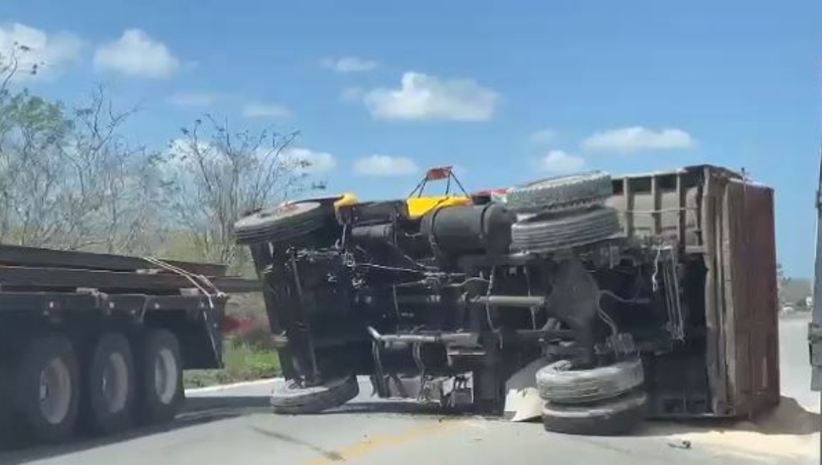 Vuelca camión cargado de material en la vía Mérida-Tixkokob