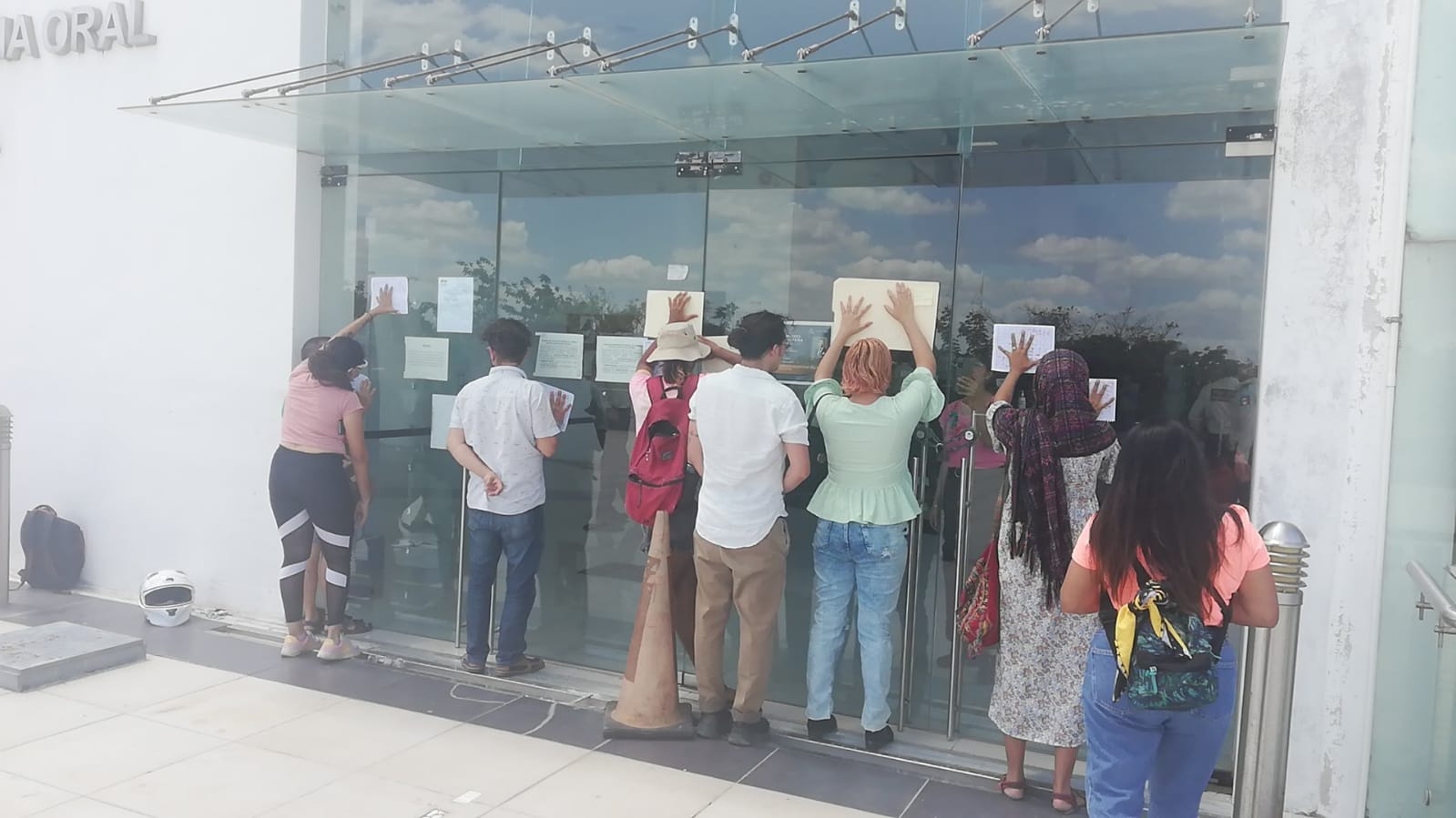 Manifestantes buscan entrar al Centro de Justicia Oral de Mérida para apoyar a los detenidos