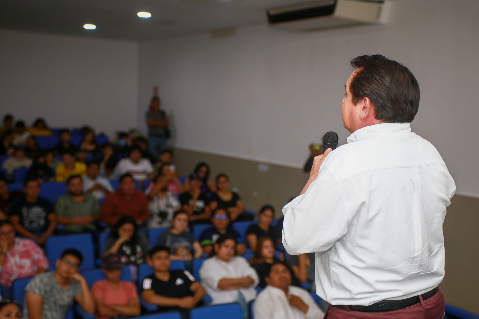 Joaquín Díaz Mena se reúne con estudiantes de la Universidad Modelo en Mérida