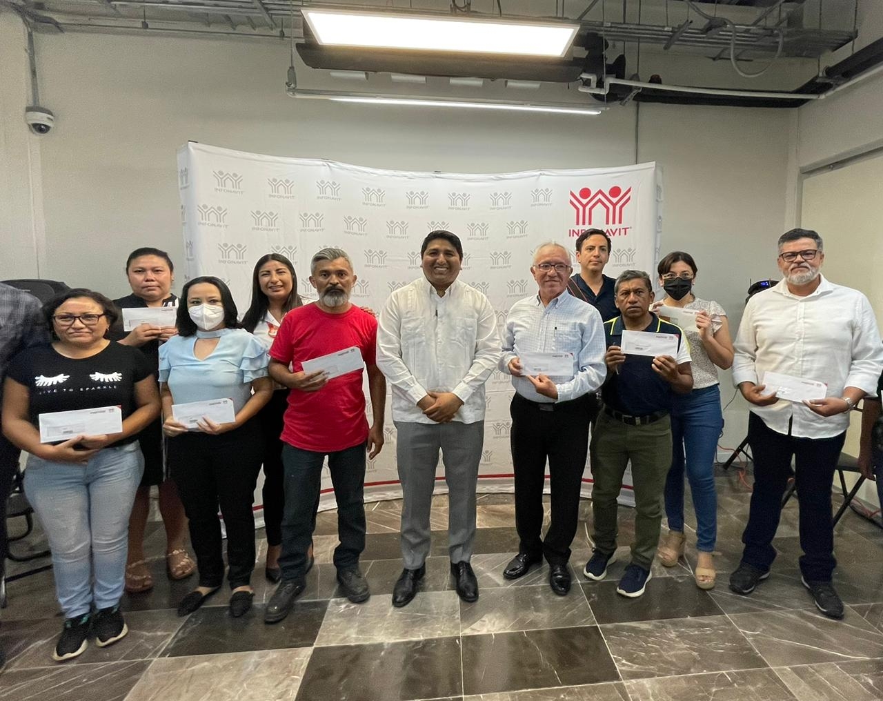Rogerio Castro entrega tarjetas de Infonavit a trabajadores no afiliados en Mérida