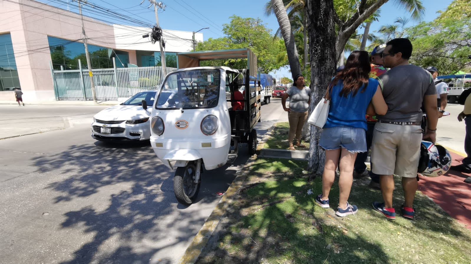Motomandaditos persiguen a conductor por chocar a su compañero en Ciudad del Carmen
