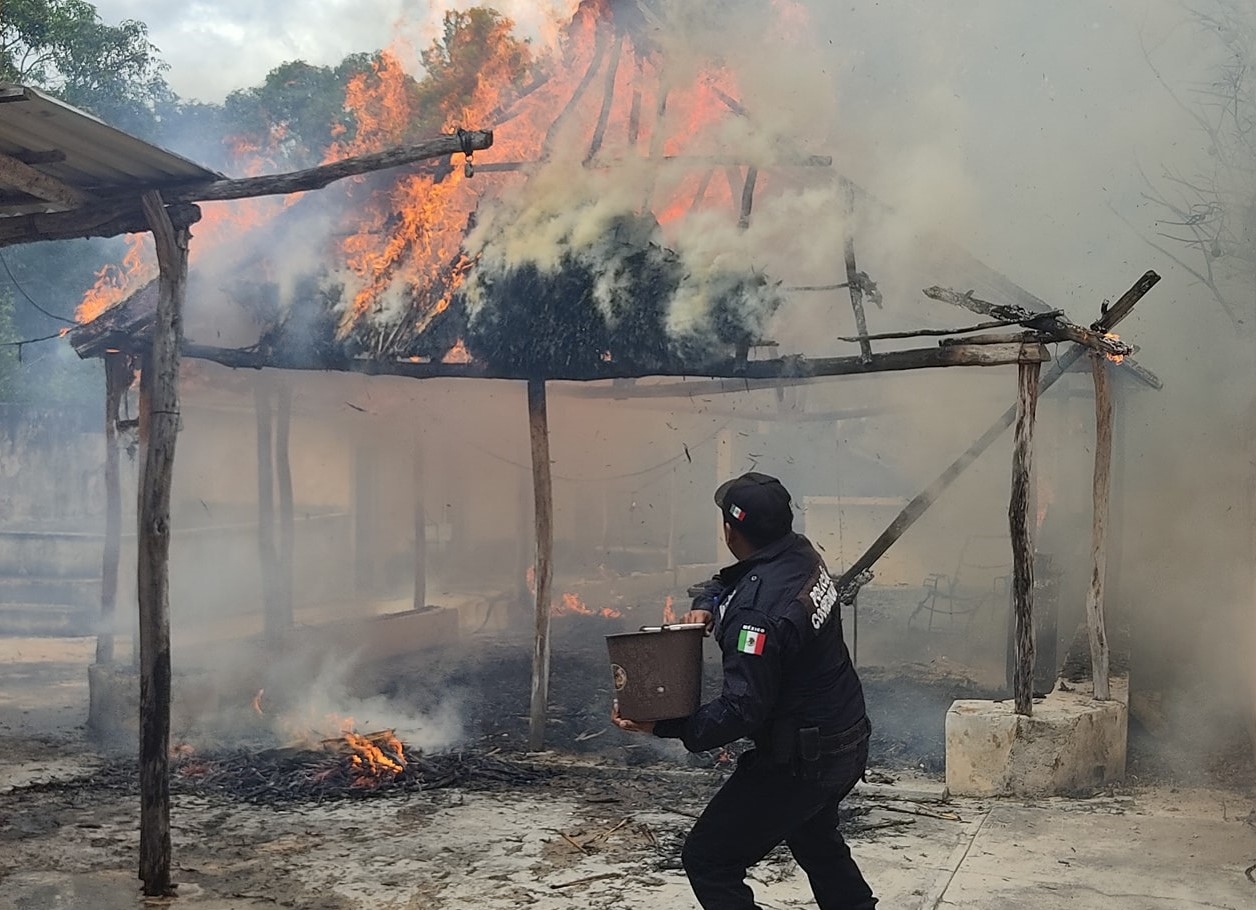 Quema de basura se sale de control e incendia una palapa en Espita