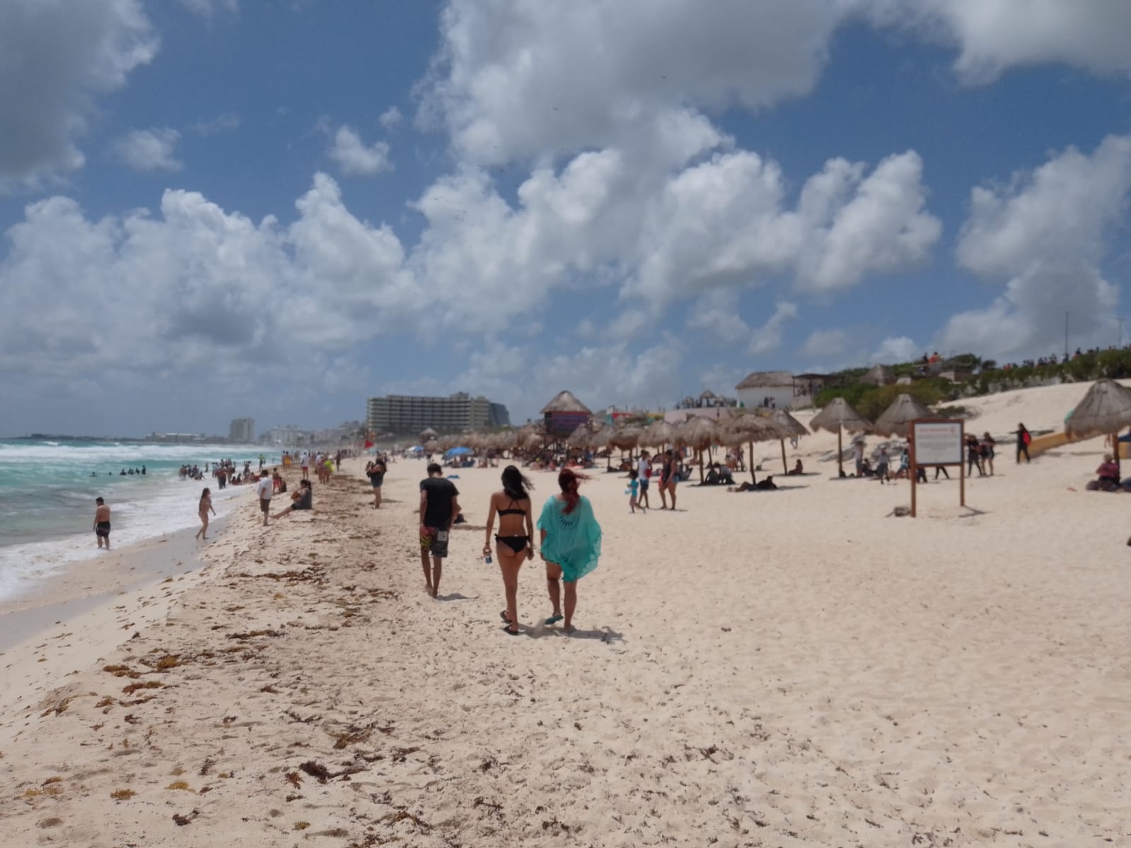 Turistas disfrutan de Playa Delfines en Cancún pese el Frente Frío: EN VIVO