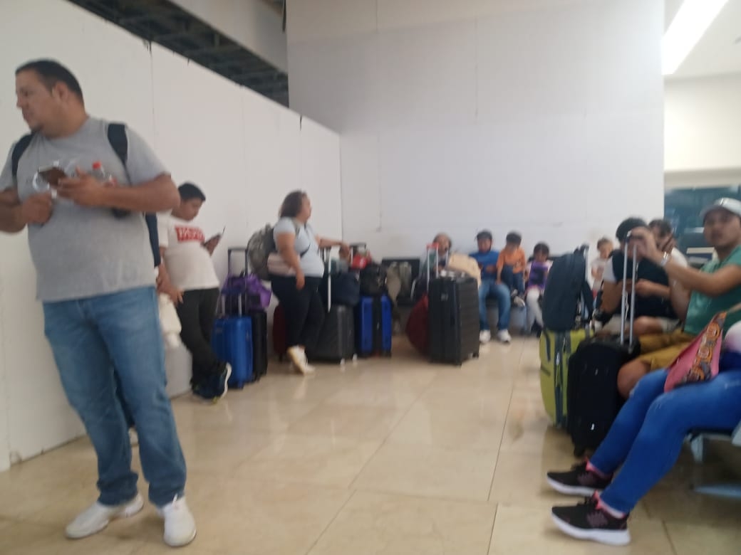 Aeropuerto de Mérida: Volaris deja en tierra a 18 pasajeros por fallas en el sistema