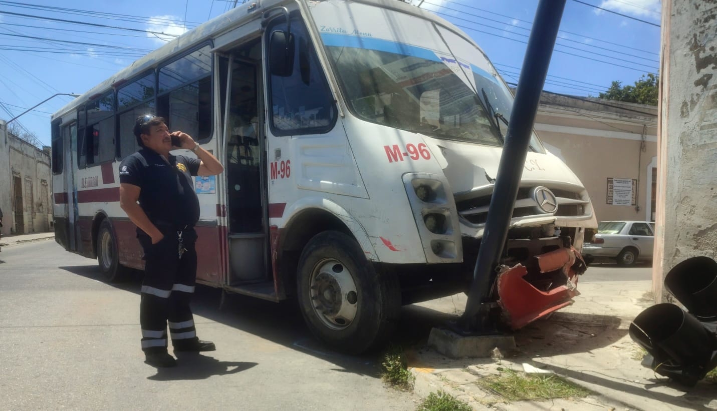 Camión se queda sin frenos y derriba un semáforo en el Centro de Mérida