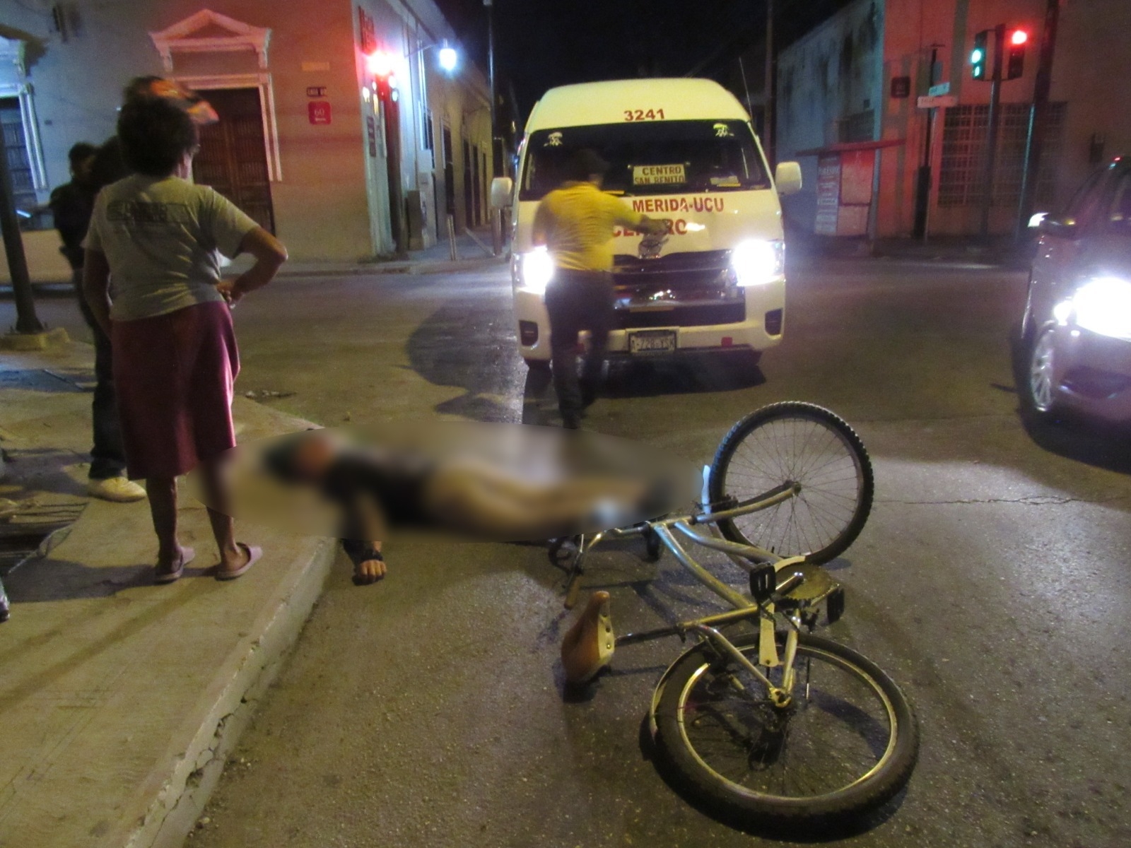 Combi arrolla a ciclista por no respetar el semáforo en el Centro de Mérida