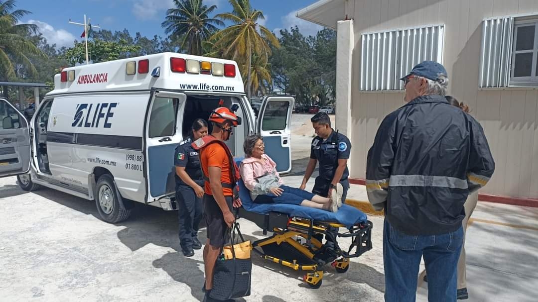 Marina evacua a una abuelita enferma de un crucero en Isla Mujeres