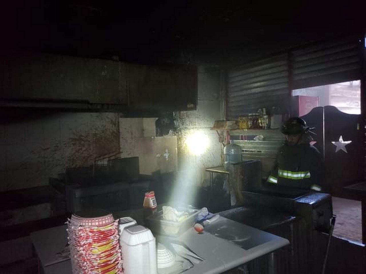El aceite caliente de una freidora causó que la cocina de un establecimiento se comenzara a quemar