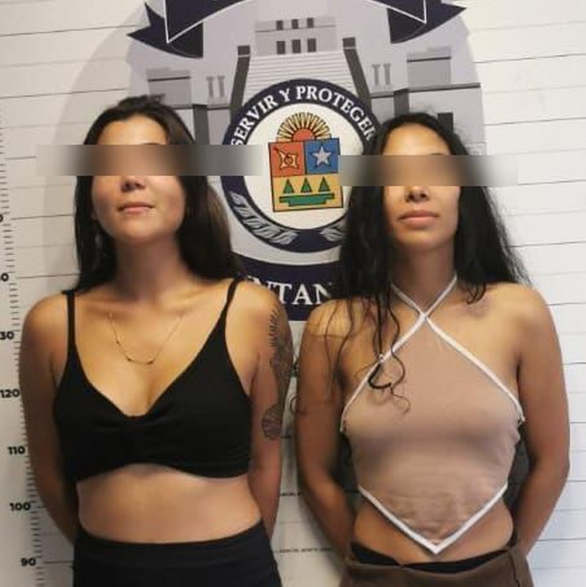 Arrestan a dos mujeres en Cancún por 'agarrarse del chongo' y agredir a policías
