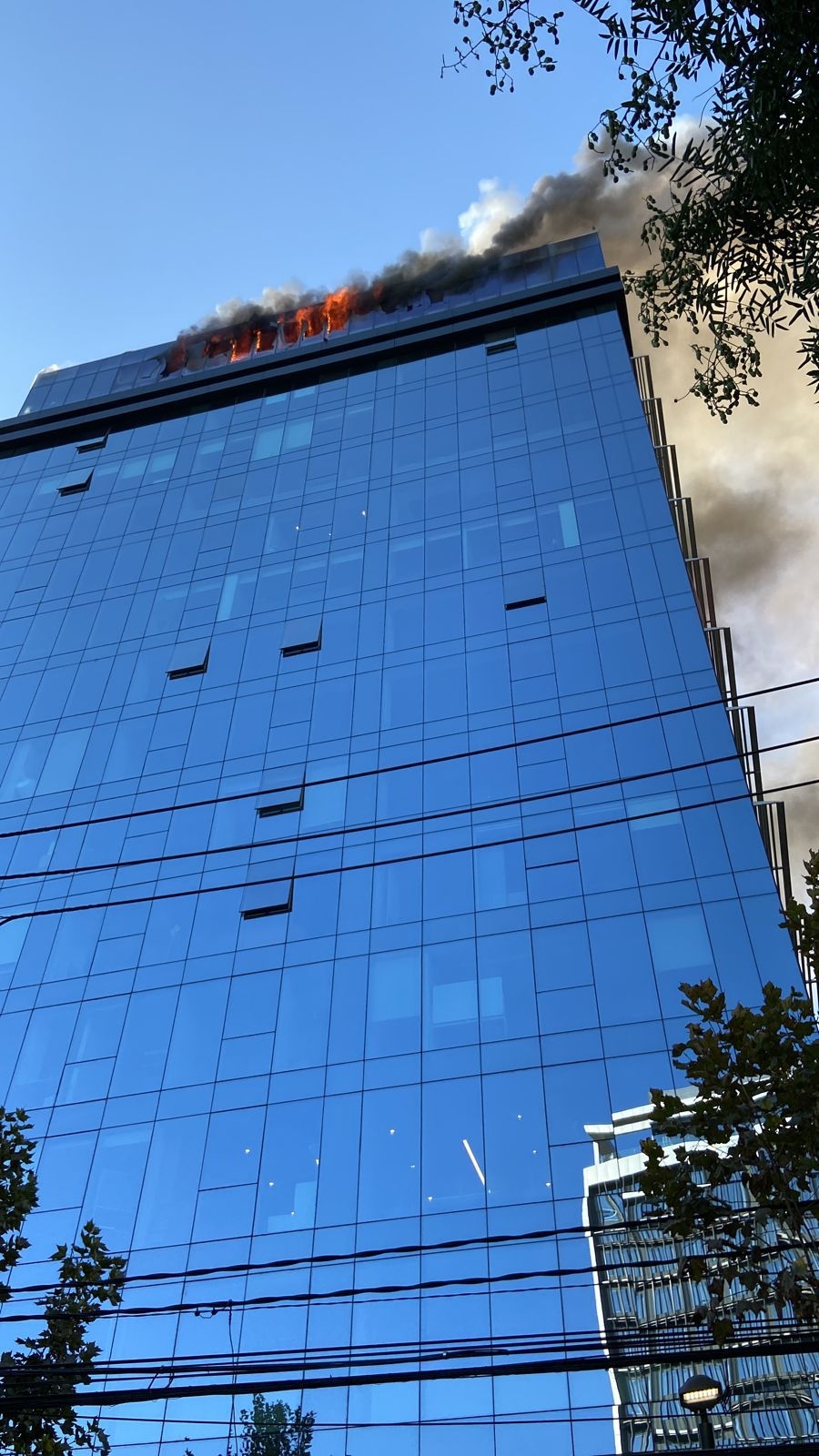 Incendio consume un edificio de oficinas en Chile