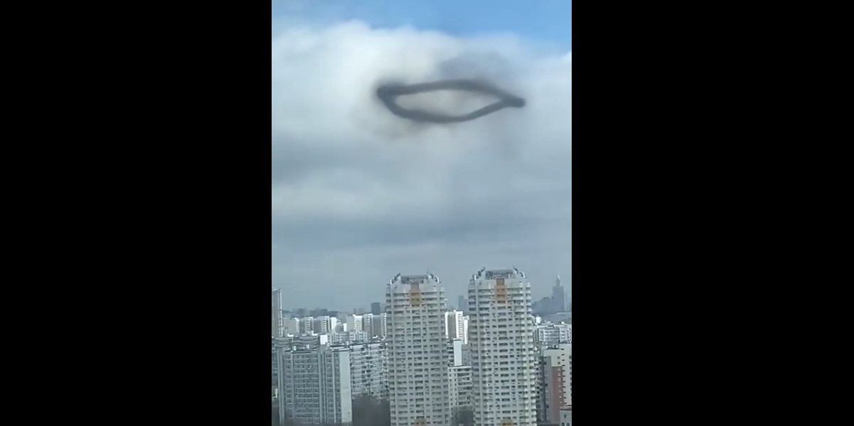 ¿Qué es eso? Captan misterioso aro negro sobre el cielo de Moscú, Rusia