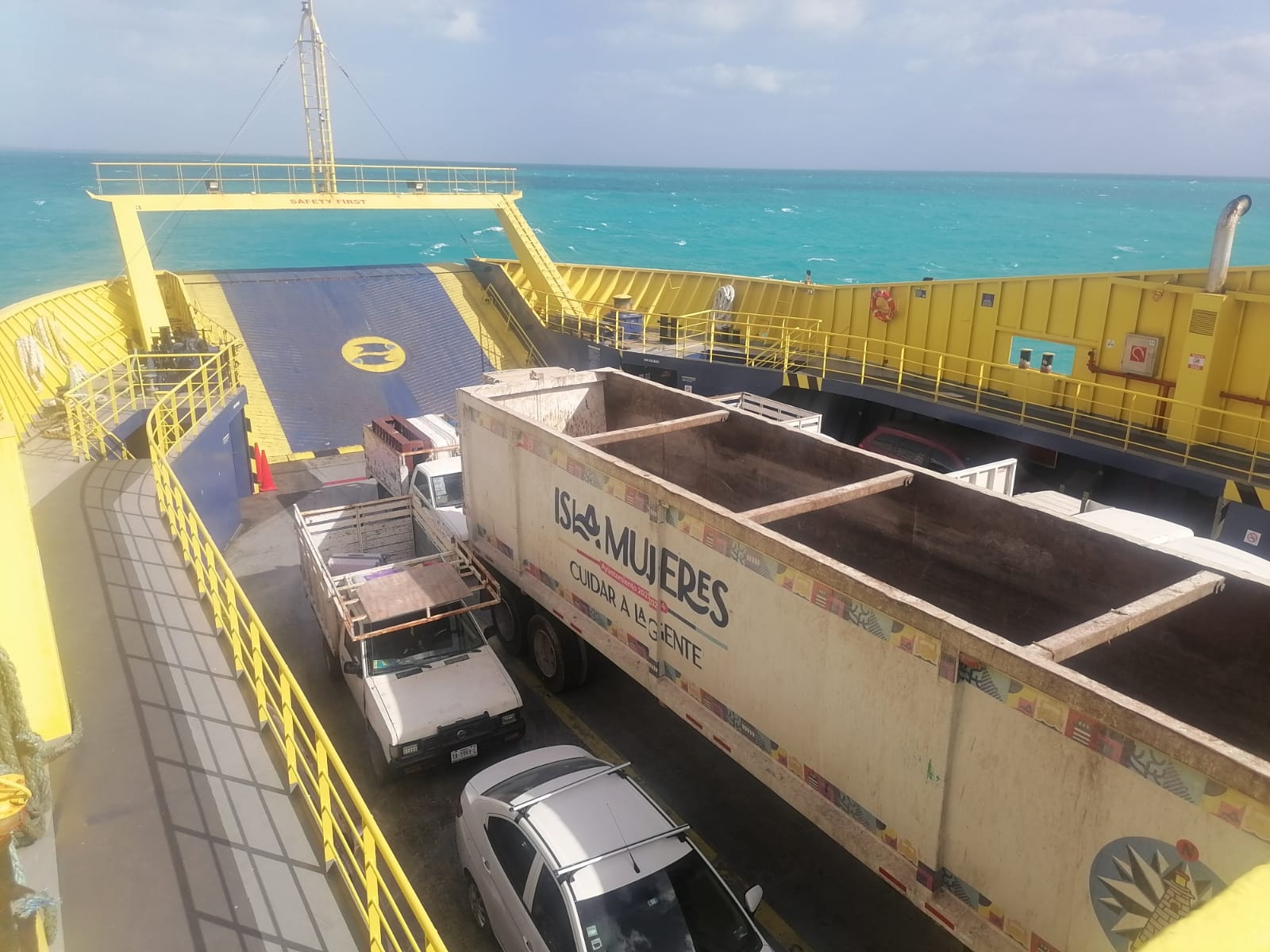 Barco de carga queda a la deriva entre Isla Mujeres y Cancún