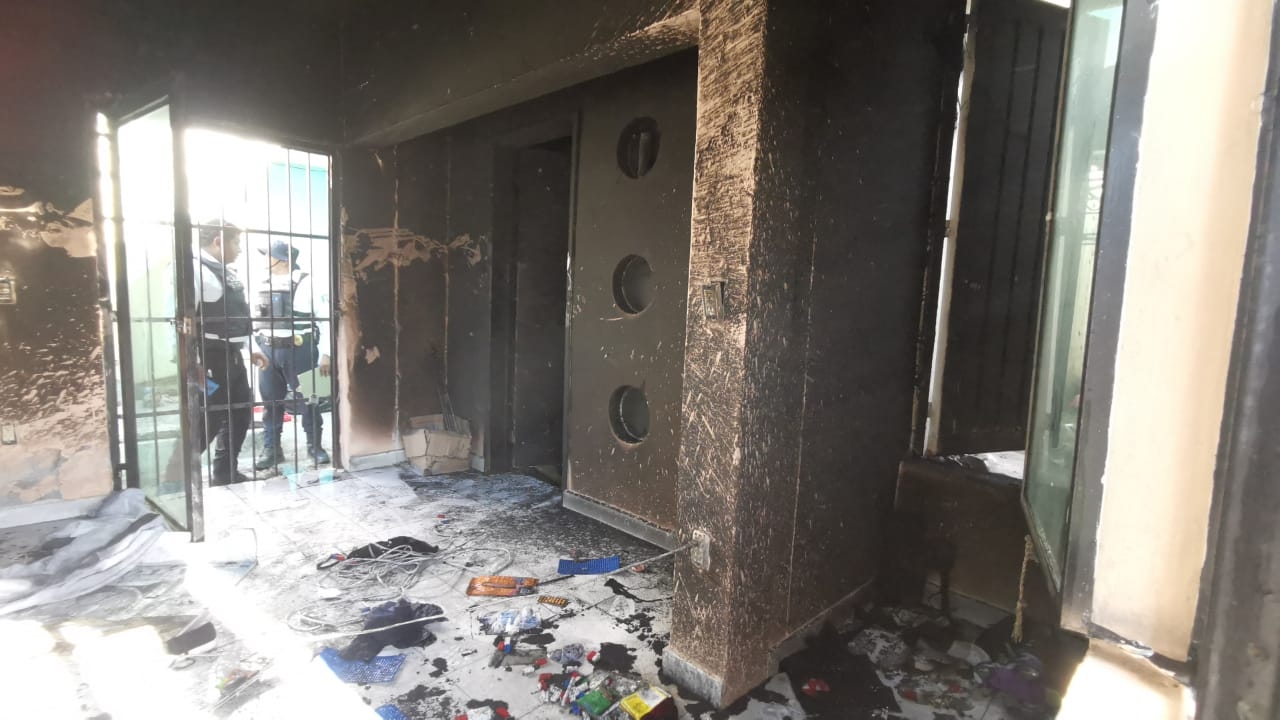 Una habitación quedó con graves daños por el incendio