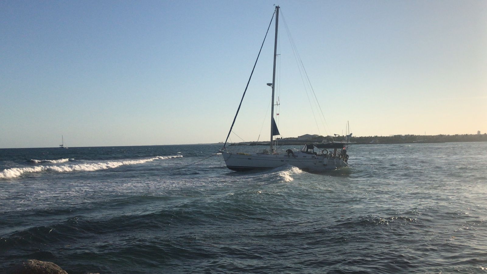 Playa del Carmen: Encalla embarcación en Puerto Aventuras