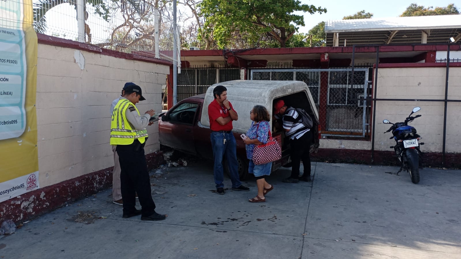 Panadero se queda sin frenos y derriba muro del CBTIS 95 en Mérida
