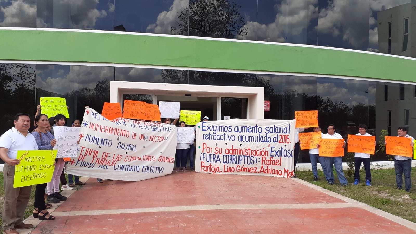 Se manifestaron frente a la rectoría de la Universidad Intercultural Maya de Quintana Roo