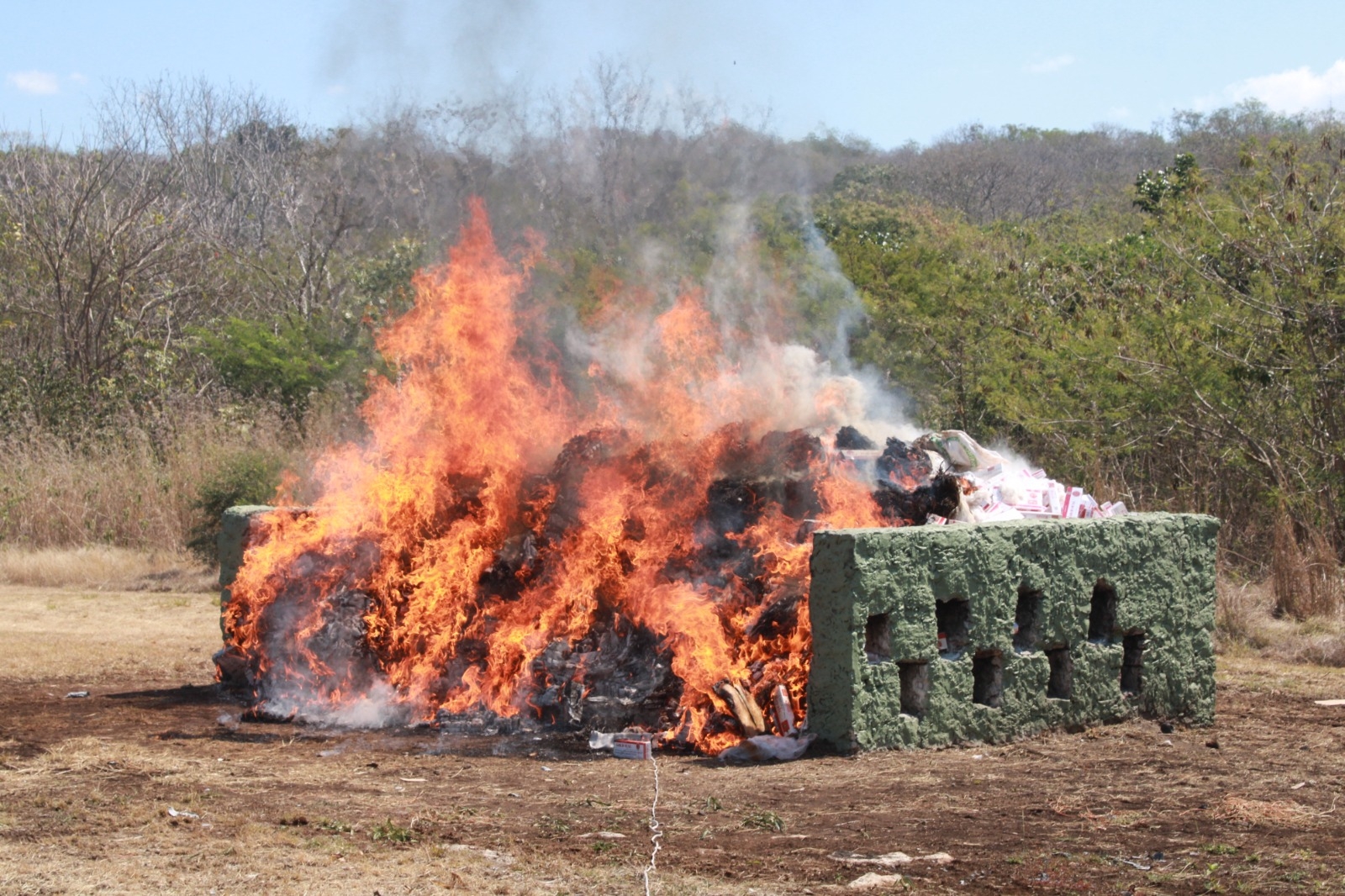 Se incineraron diversas drogas, cigarrillos y pirotecnia decomisada en Campeche