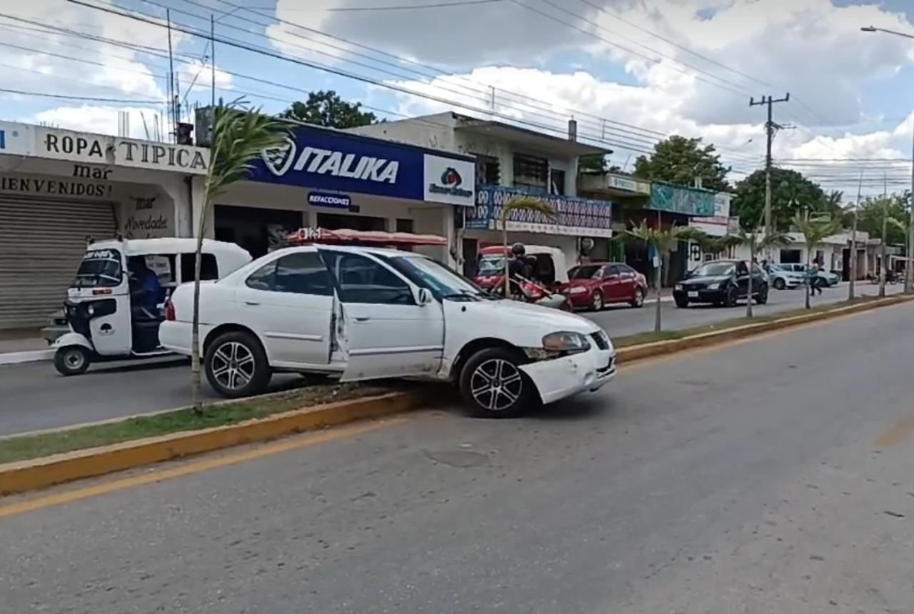 Tras chocar, automóvil termina sobre el camellón en José María Morelos