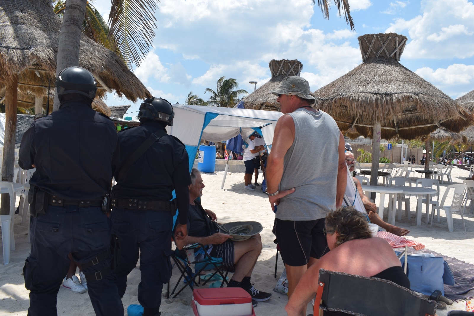 Zafarrancho en Progreso: Palaperos intentan desalojar a turistas por ocupar su 'área de playa'