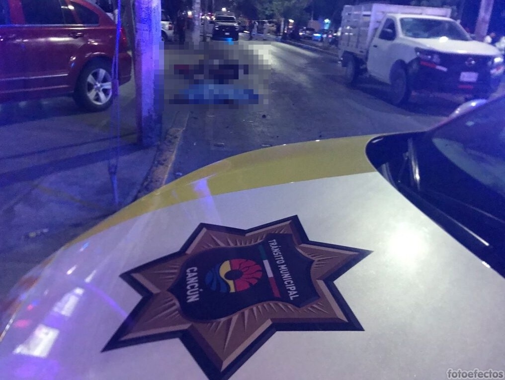 Muere motociclista al impactarse en la parte trasera de una camioneta en Cancún