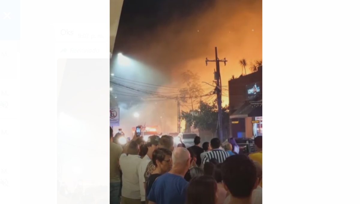 Bomberos intentan sofocar el fuego en un restaurante de Playa del Carmen