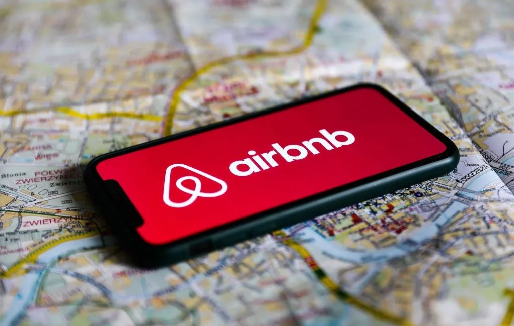 Pareja francesa demanda a Airbnb por la muerte de su hija en Estados Unidos