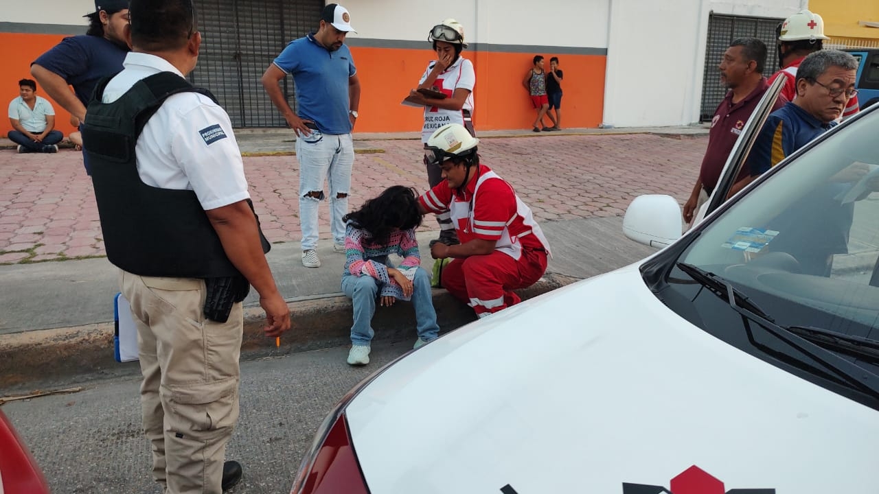 Mujer resulta herida tras choque entre una camioneta y un taxi en Campeche