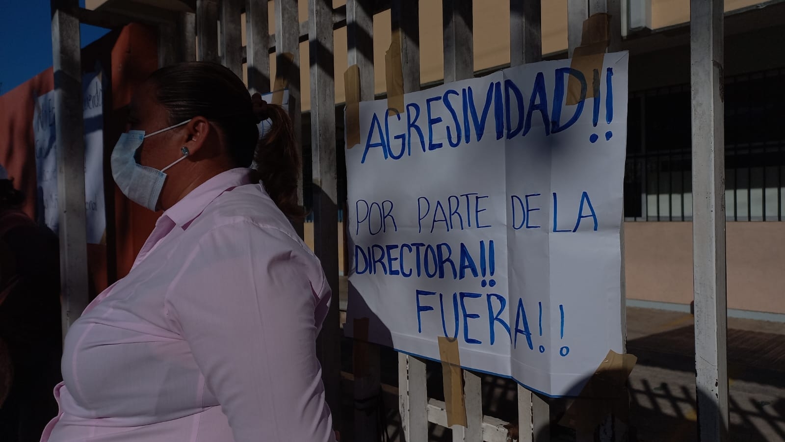 Padres cierran escuela en Campeche por maltratos de la Directora a los alumnos