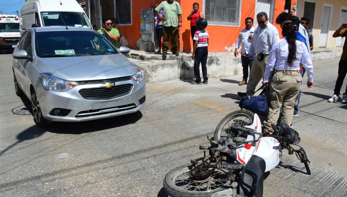 Motociclista sufre fisura en la pierna al ser arrollado en Campeche