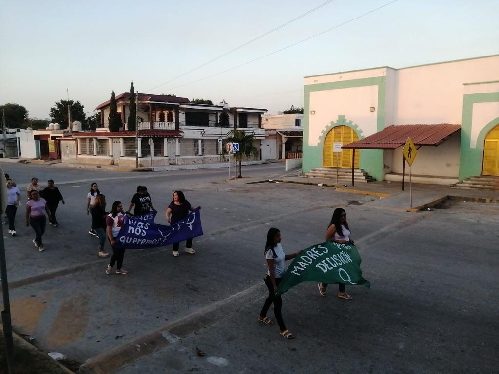 Feministas 'toman las calles' y marchan por el 8M en Seybaplaya, Champotón