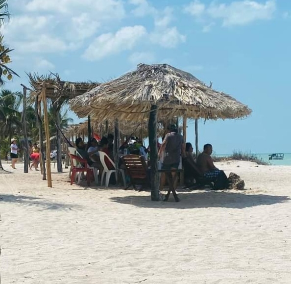 Este fin de semana se dejaron ver turistas extranjeros en las playas de Sabancuy