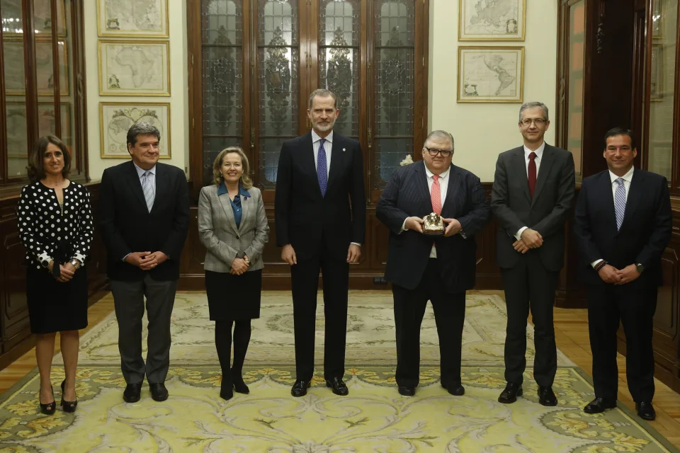 Felipe VI entrega a Agustín Carstens el Premio de Economía Rey de España