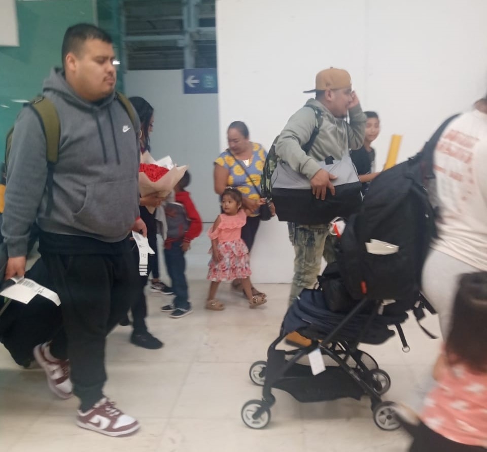 En el aeropuerto de Mérida, migrante se reencuentra con su familia después de 5 años