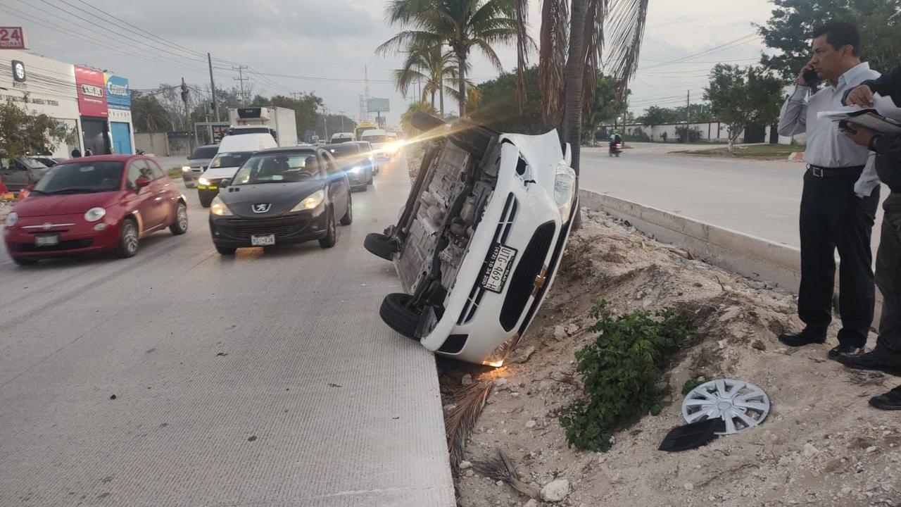 Conductor termina volcado sobre el Boulevard Colosio en Cancún