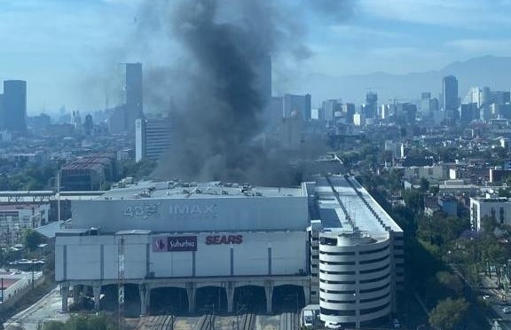 Se incendia Fórum Buenavista en CDMX, desalojan la plaza comercial