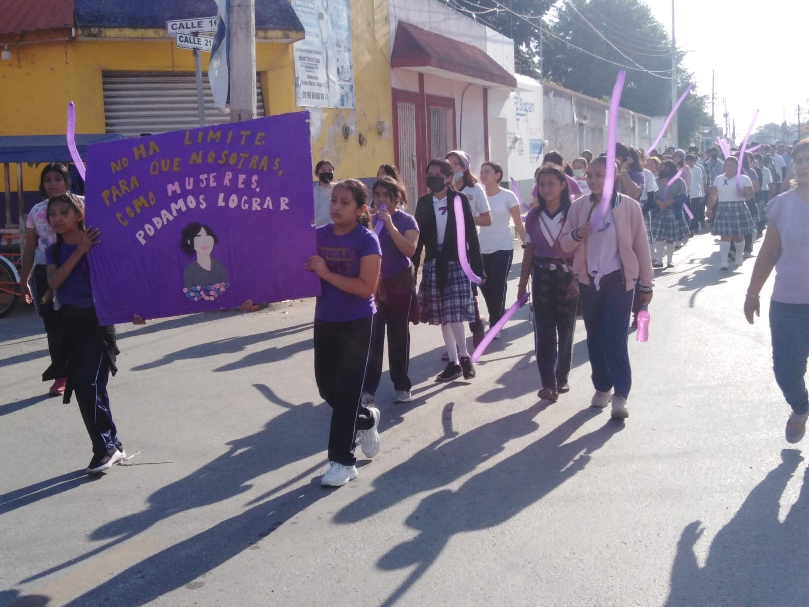Estudiantes portaron carteles y globos morados por el 8M en Yucatán