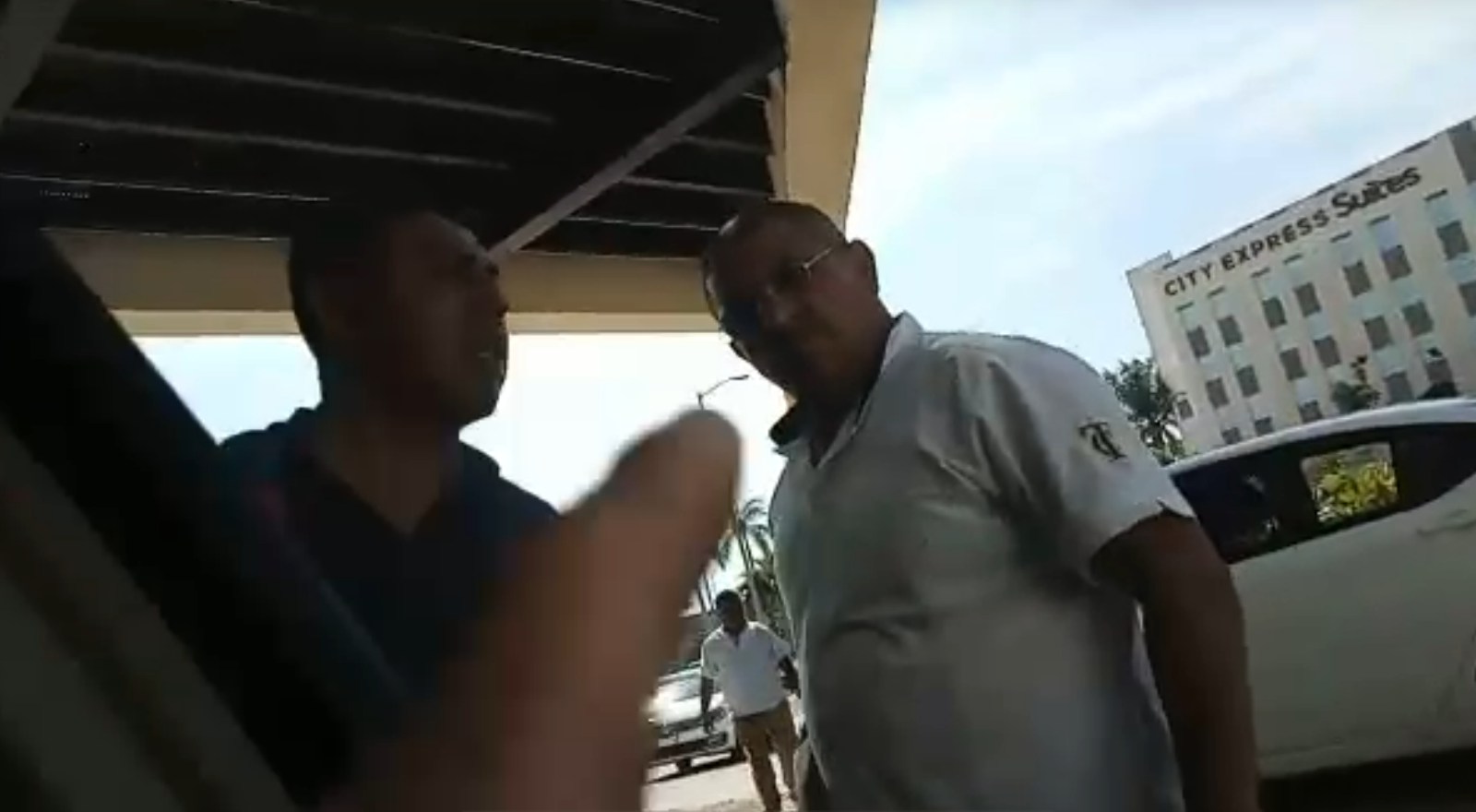 Taxistas de Cancún atacan a socio de Uber, ¡otra vez!: VIDEO