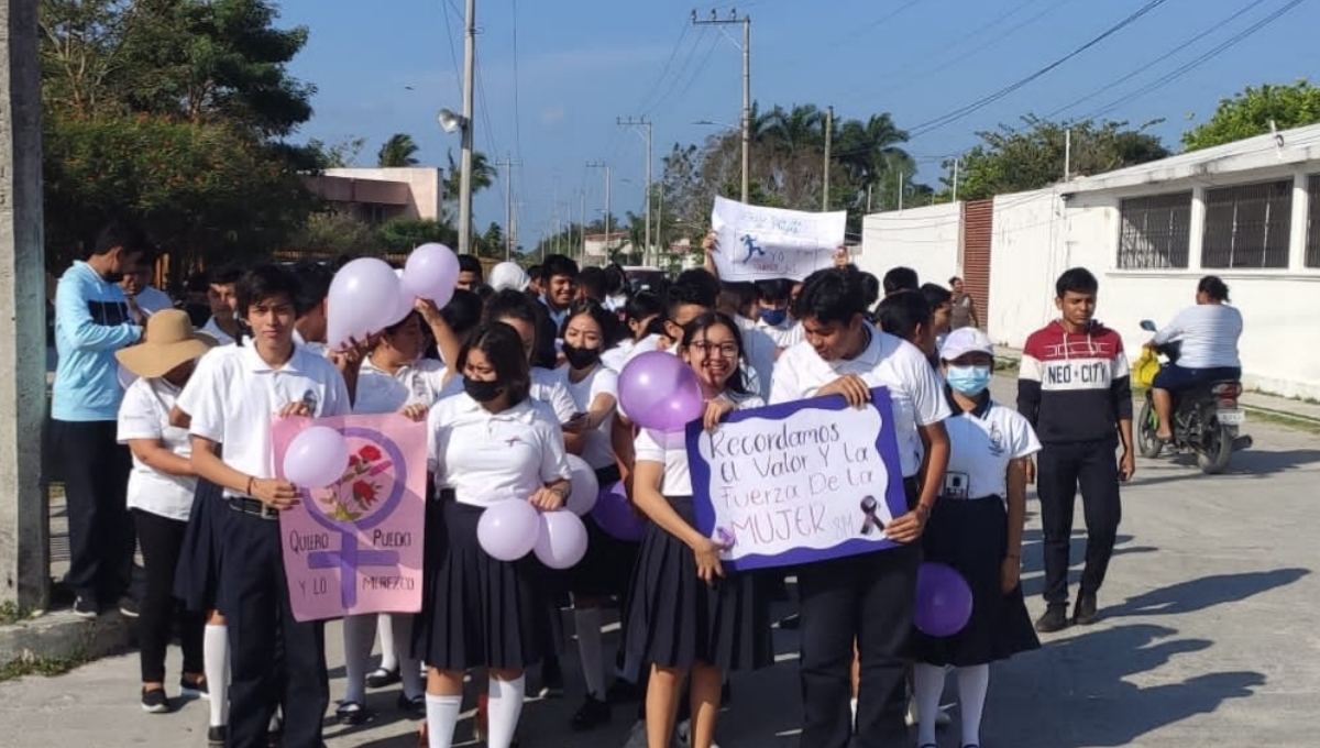 Alumnos de Sabancuy marchan en conmemoración al 8M