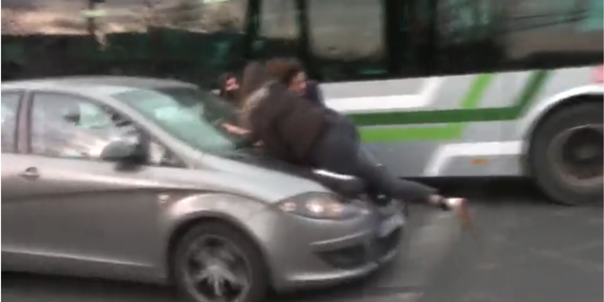 Automovilista atropella a varias mujeres durante marcha por el 8M en Barcelona: VIDEO