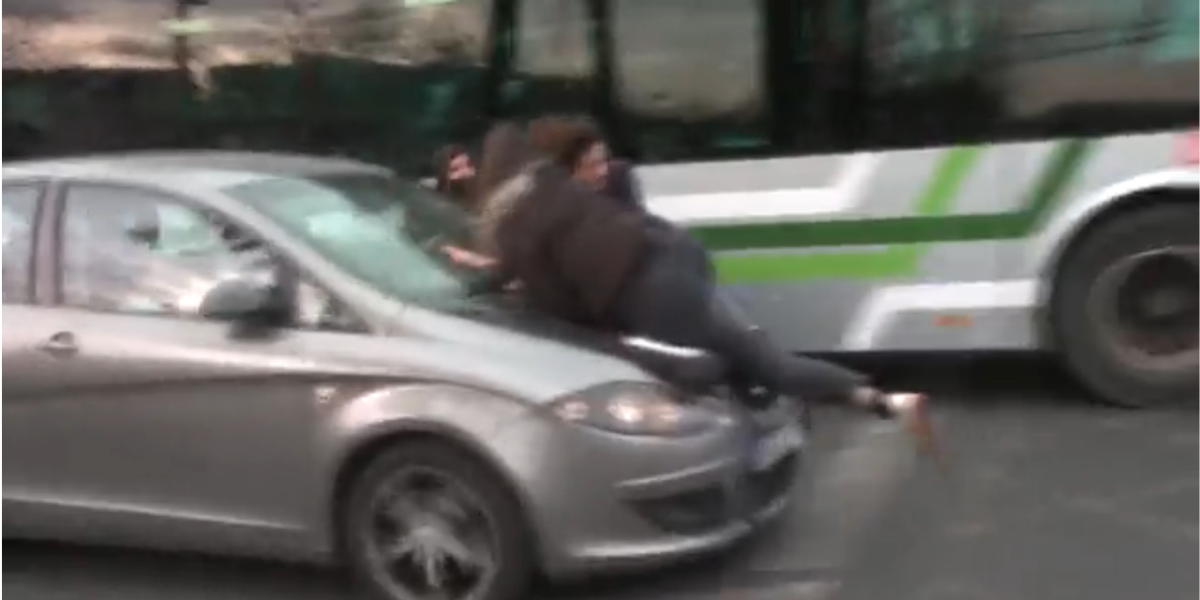 Varias mujeres se quedaron arriba del auto en movimiento. Foto: Especial