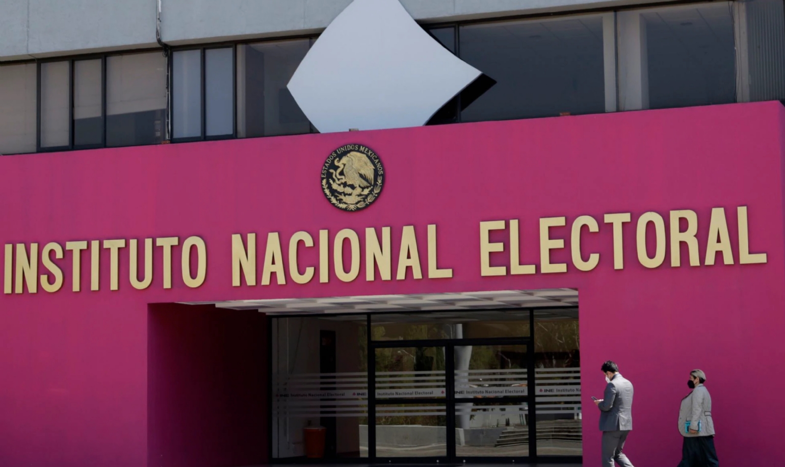 Revoca TEPJF lineamientos sobre servidores públicos emitidos por el INE