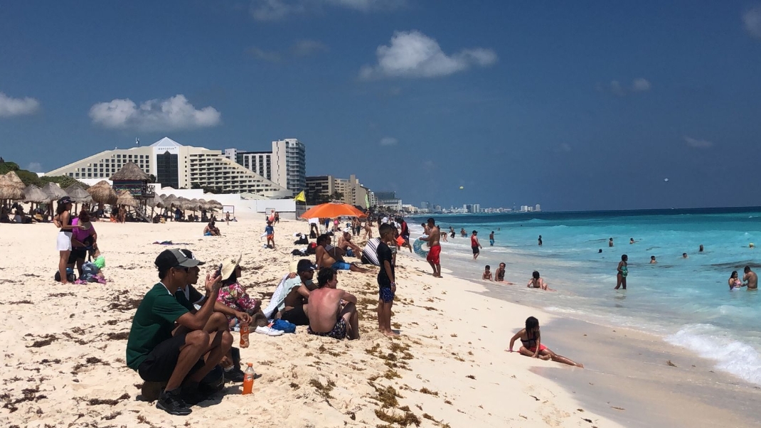 Bañistas disfrutan de las playas de Cancún este jueves: EN VIVO