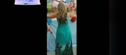Maestra roba suspiros por su baile durante festival escolar: VIDEO